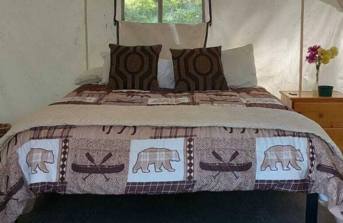 Olney RV Rental | Glamping Wall Tent 2 / 1 Queen