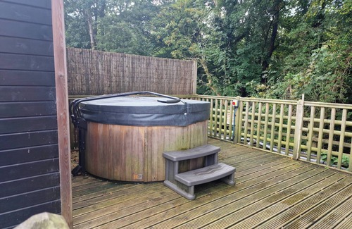 Llanfair Caereinion Cabin | Glan yr Afon Un - Relax, Recuperate, Enjoy