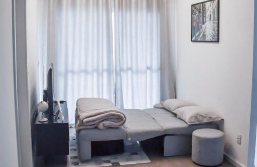 Gleba Fazenda Palhano Apartment | Gleba com ar-condicionado na sala e quarto, sacada e piscina