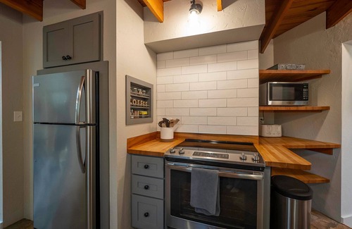 Glen Arbor House | Glen Arbor Barnhouse on the Crystal River, short walk to town & Lake Michigan.