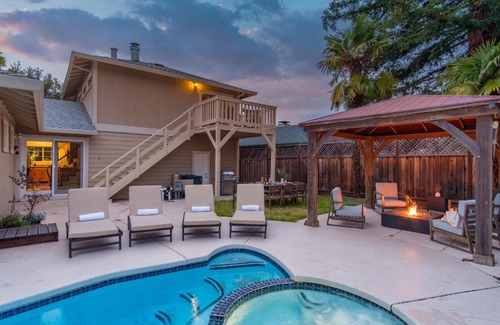 North Junior College Neighborhood Association House | Glen by AvantStay Sleek Charming Home in Wine Country w Pool Hot Tub
