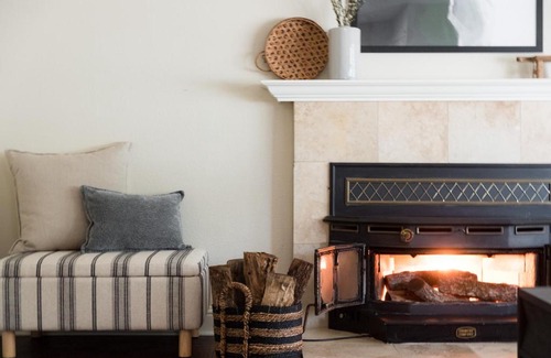 North Junior College Neighborhood Association House | Glen by AvantStay Sleek Charming Home in Wine Country w Pool Hot Tub