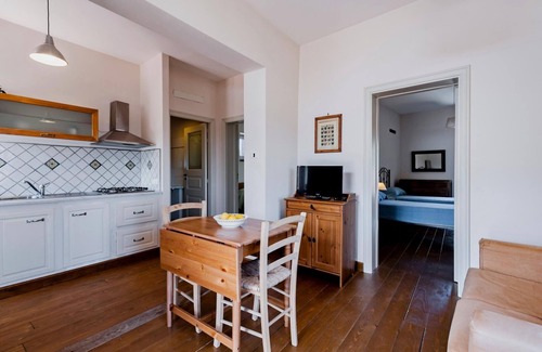 Rovittello Apartment | Gli Iris - Appartamento con 2 Camere da Letto by Wonderful Italy