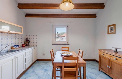 Rovittello Apartment | Gli Iris - Appartamento con 2 Camere da Letto by Wonderful Italy