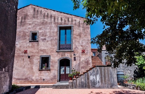 Rovittello Apartment | Gli Iris - Appartamento con 2 Camere da Letto by Wonderful Italy