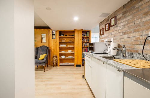 West Oakville Apartment | GLOBALSTAY Sunny Basement Brontë park