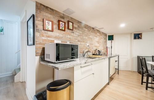 West Oakville Apartment | GLOBALSTAY Sunny Basement Brontë park