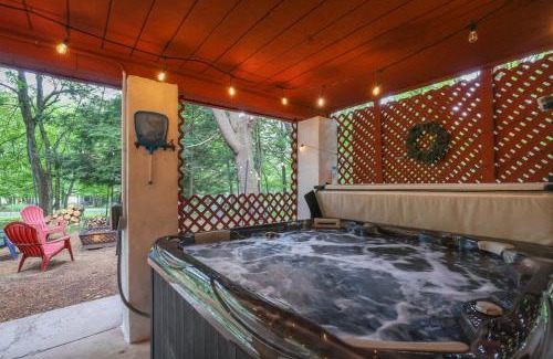 Briar Crest Woods House | Gloria's Hot Tub Game Room Fire Pit