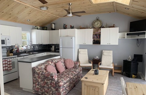Consecon Cottage | Glorious Sunsets-Wellers Bay Prince Edward County Family friendly-Water Front!