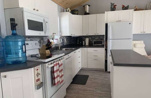 Consecon Cottage | Glorious Sunsets-Wellers Bay Prince Edward County Family friendly-Water Front!