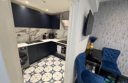 Gloucester Apartment | Gloucester - Apartment - Sleeps 2 - Parking - 97ws