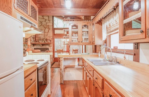 Nashville Cabin | Go fishing! Pet friendly! 4 miles to Nashville!
