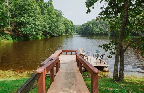 Nashville Cabin | Go fishing! Pet friendly! 4 miles to Nashville!