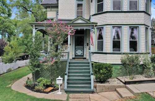 Grass Valley Hotel | Golden Dreams Inn