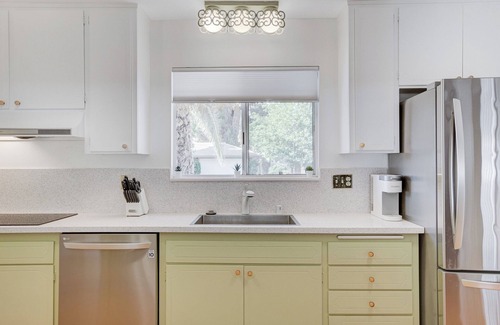 Paradise Crest Villa | GOLDEN ERA VINTAGE BEAUTY, 3BD/2BTH w/Pool + Spa + Gorgeous Jetted Tub