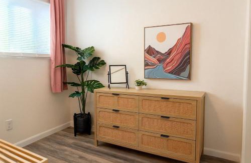 Holly House | Golden Girls Home at Dtwn, Fenced Yard, Sleep 9