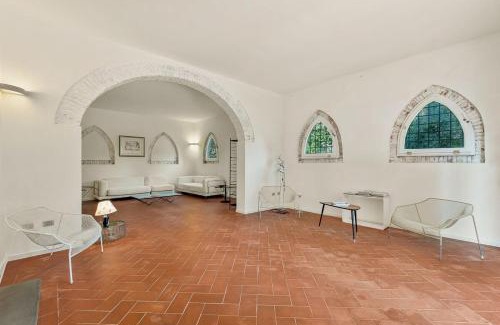 San Miniato Villa | GOLDEN LUXE - Elegant Tuscan Castle Pool and Tennis Court