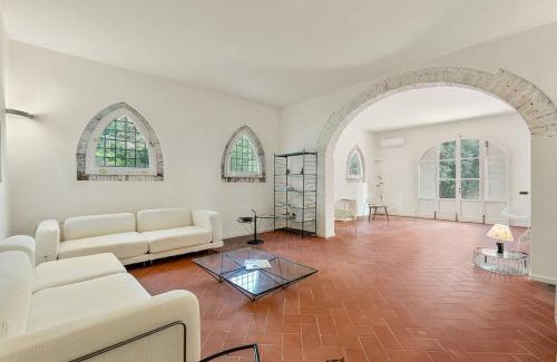 San Miniato Villa | GOLDEN LUXE - Elegant Tuscan Castle Pool and Tennis Court