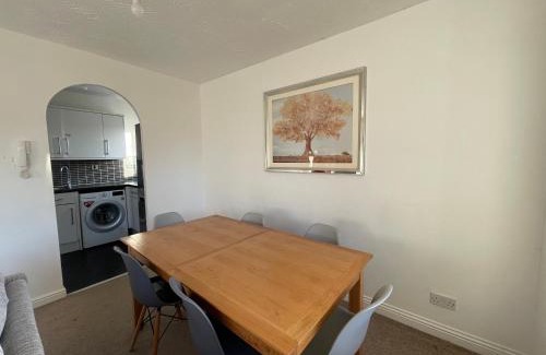 Erith Apartment | Golden Oak Two bed Apartment