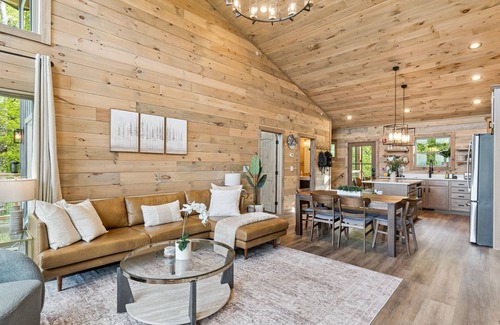 Gatlinburg - Pigeon Forge House | Golden Oaks Cabin 3 Bedroom Home