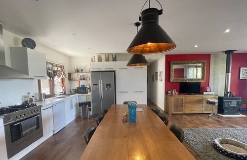 Uki House | Golden Retreat Ultimate 5 Bed with seperate Villa (Sleeps 10)