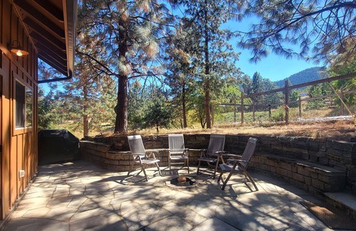 Talent House | Golden Valley Unit A ~ Close to OSF ~ Hot Tub