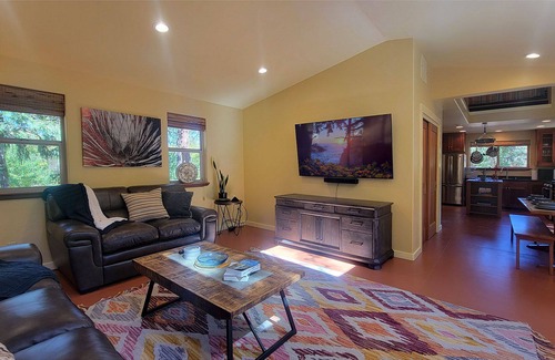 Talent House | Golden Valley Unit A ~ Close to OSF ~ Hot Tub