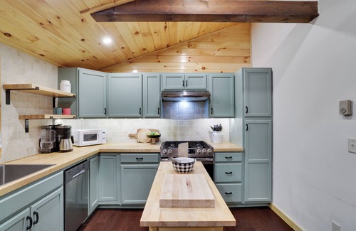Pocono Lake Cabin | Golf Cart for rent, Kayaks & Game Room. Dog-Friendly Cabin w/Fireplace