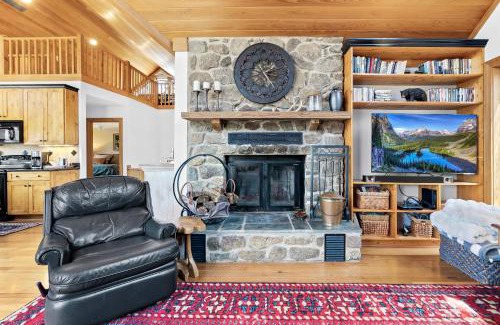 Chestnut Springs House | Golf Course-View Cabin Deck in Wintergreen Resort