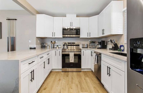 Townsite House | Golf, Hot Tub, Pool Table - Remodeled 3BR LV Home