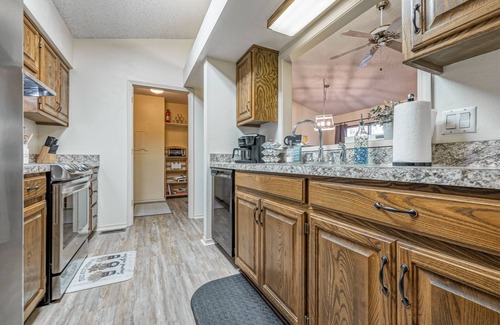 Hot Springs Village House | Golf Lover's Getaway! Cozy 2BR/2BA Townhome, Walk to DeSoto Golf Club!