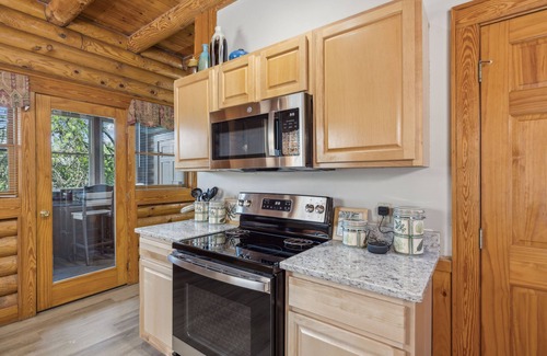 Pigeon Forge Cabin | Golf View 2 Bedroom Cabin by RedAwning