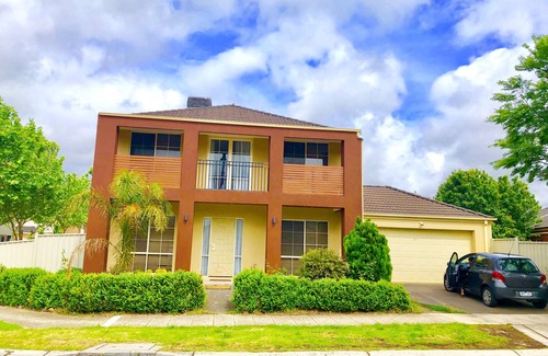Craigieburn House | Golf View Charm - Large two story House