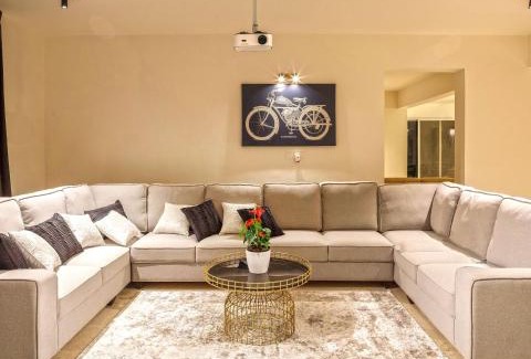Hosur Villa | Golf View Home by StayJade, 4BHK, Projector