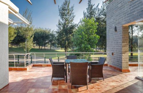 Hosur Villa | Golf View Home by StayJade, 4BHK, Projector
