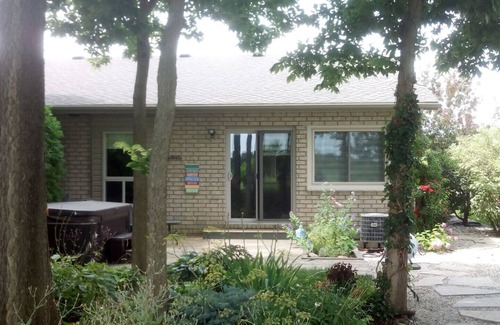 Kingsville House | "Golfview Garden Getaway" relax, wine route, golf course, beaches.