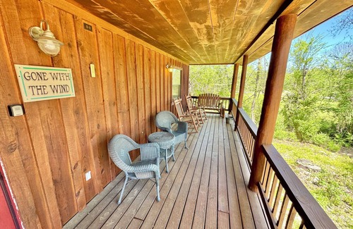 Mountain View Cabin | Gone With The Wind #47 New cabin to VRBO walking distance from courthouse square