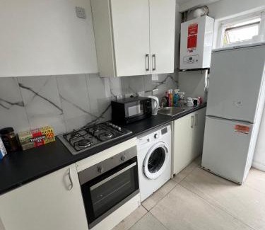 College Park and Old Oak House | Good Priced Single Rooms in East Acton