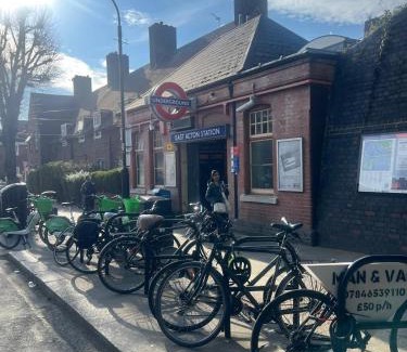 College Park and Old Oak House | Good Priced Single Rooms in East Acton