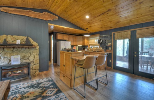 Blue Ridge Cottage | Good Vibes | Private Stocked Pond | Hot Tub | Fire Pit