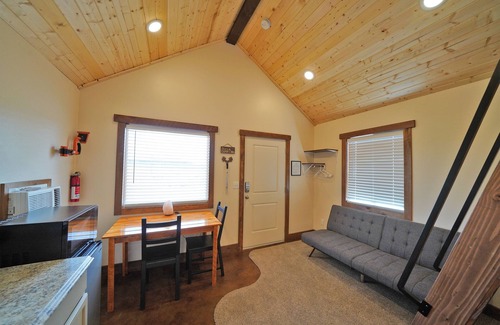 Apple Valley Cabin | Gooseberry Lodges