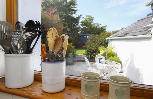 Rhoscolyn Cottage | GORFFWYSFA, family friendly, with a garden in Four Mile Bridge