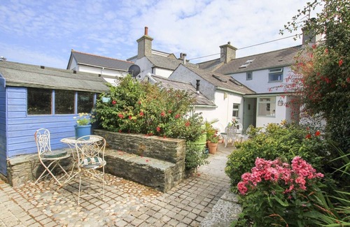 Rhoscolyn Cottage | GORFFWYSFA, family friendly, with a garden in Four Mile Bridge