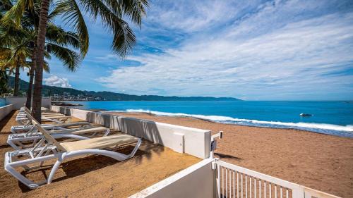 Las Glorias Apartment | Gorgeous 1BR Condo with Pools & Sea Views