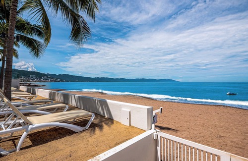 Las Glorias Apartment | Gorgeous 1BR with Pools & Sea Views