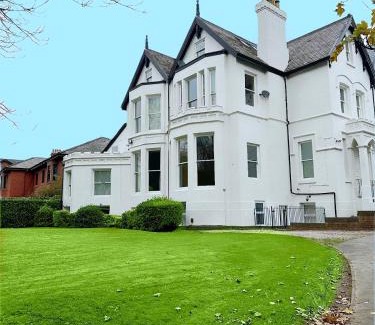 Sefton Park Apartment | Gorgeous 2 bed apartment with free parking near, Sefton Park, Palm House, Lark Lane, Liverpool and Everton football clubs