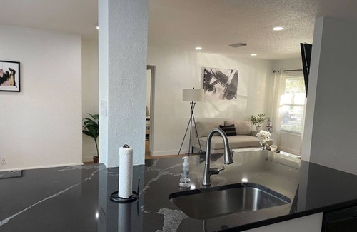 Oak Cliff House | Gorgeous 2 BR Single Family 6 miles From Downtown