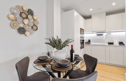 Coombe Hill Apartment | Gorgeous 2BR apartment in London + Parking, Gym, Cinema, Games Room, Workspace