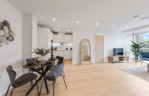 Coombe Hill Apartment | Gorgeous 2BR apartment in London + Parking, Gym, Cinema, Games Room, Workspace