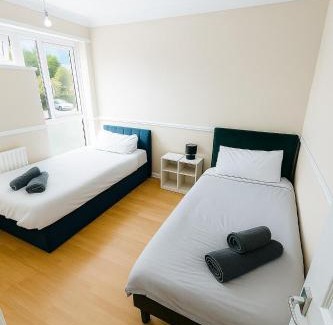 Abbey Wood Apartment | Gorgeous 3 bed House - Free Parking near Elizabeth line